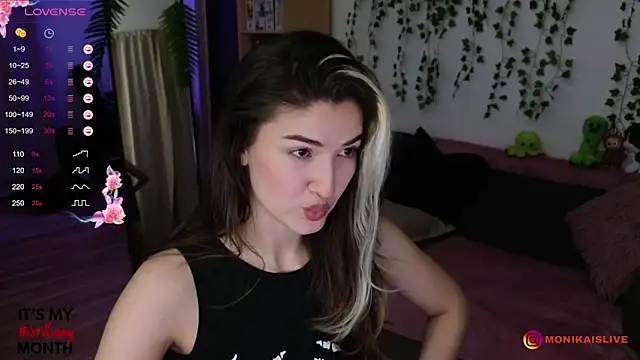 Snapshot of monikavenom chatting on September 9, 2025, 10:08 pm monikavenom online show from September 9, 2025, 10:08 pm