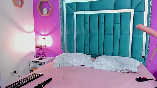 Snapshot of LORENSCOLLINS chatting on October 17, 2025, 8:32 pm LORENSCOLLINS online show from October 17, 2025, 8:32 pm