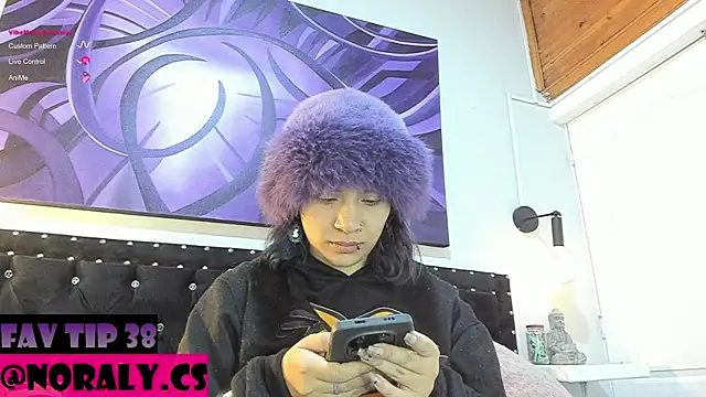 Snapshot of hey_noraly chatting on June 15, 2026, 4:12 am hey noraly online show from June 15, 2026, 4:12 am