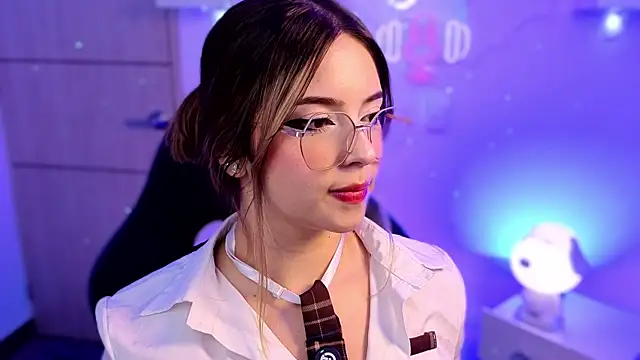 EmilyMiller  online show from June 24, 2026, 3:21 pm