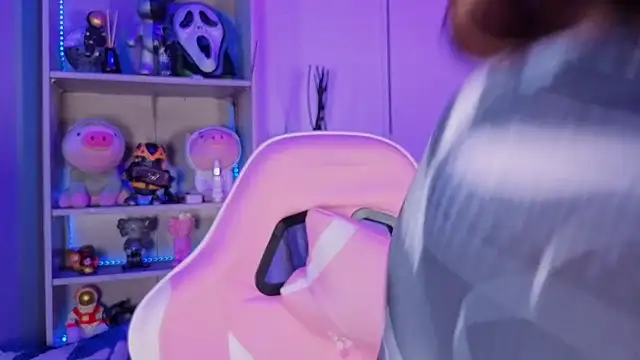 EmilyMiller  online show from November 8, 2025, 8:45 pm