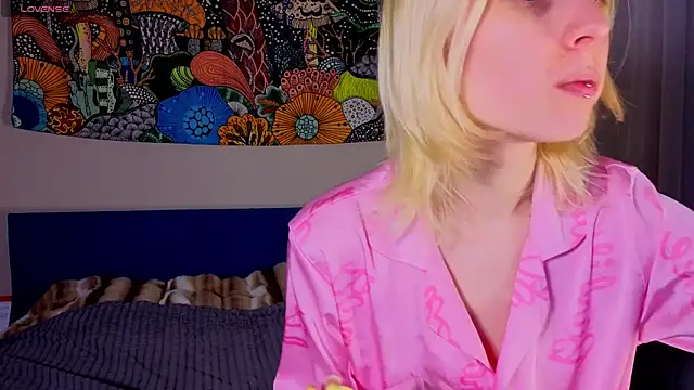 Snapshot of Crayzy_Luv chatting on April 21, 2026, 12:56 pm Crayzy Luv online show from April 21, 2026, 12:56 pm