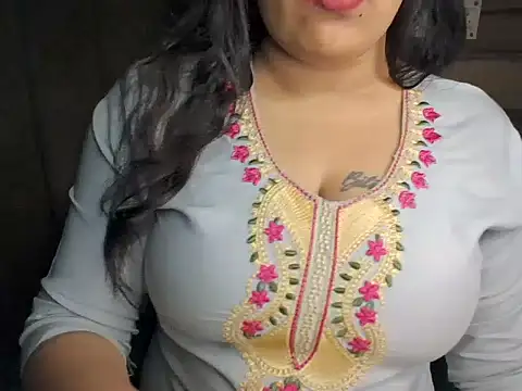 Snapshot of Trezza chatting on November 7, 2025, 11:30 pm Trezza online show from November 7, 2025, 11:30 pm