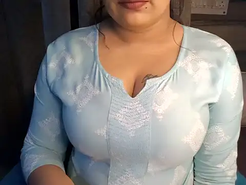 Snapshot of Trezza chatting on November 6, 2025, 11:09 pm Trezza online show from November 6, 2025, 11:09 pm