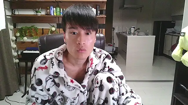 Snapshot of IroManager chatting on October 25, 2025, 1:34 pm IroManager online show from October 25, 2025, 1:34 pm