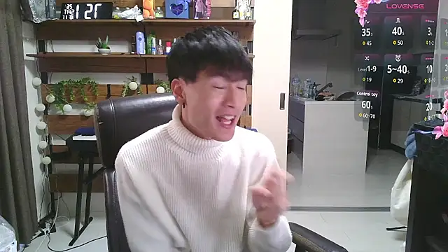 Snapshot of IroManager chatting on October 10, 2025, 10:54 pm IroManager online show from October 10, 2025, 10:54 pm