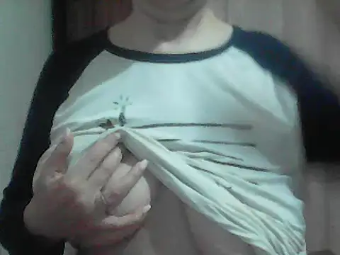 Snapshot of AnaXBerry chatting on March 18, 2026, 6:42 pm AnaXBerry online show from March 18, 2026, 6:42 pm