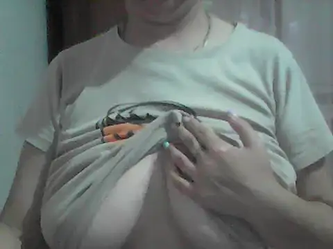 Snapshot of AnaXBerry chatting on July 19, 2026, 6:37 pm AnaXBerry online show from July 19, 2026, 6:37 pm