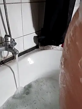 Isabella Geney online show from November 10, 2025, 12:32 pm