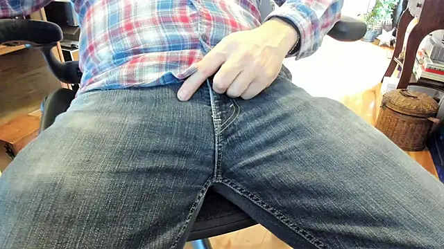 Snapshot of massive_cum chatting on January 20, 2025, 5:37 pm massive cum online show from January 20, 2025, 5:37 pm