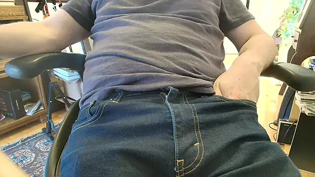 Snapshot of massive_cum chatting on April 8, 2026, 6:09 pm massive cum online show from April 8, 2026, 6:09 pm
