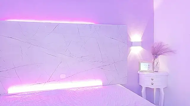 Snapshot of AbrilBrent chatting on November 19, 2025, 7:47 pm AbrilBrent online show from November 19, 2025, 7:47 pm