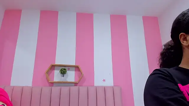 ISABELLA 020 online show from October 21, 2025, 1:32 pm