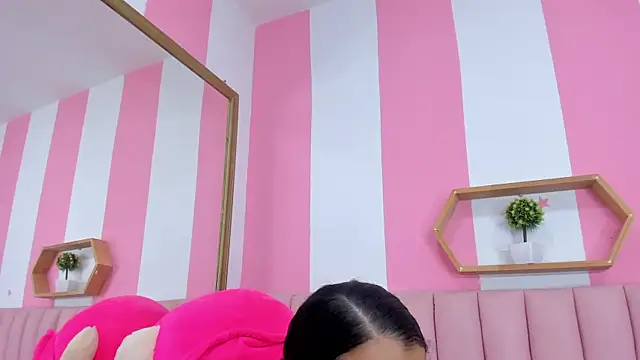 ISABELLA 020 online show from November 20, 2025, 1:12 pm