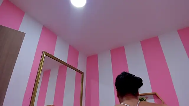 ISABELLA 020 online show from November 1, 2025, 12:43 pm