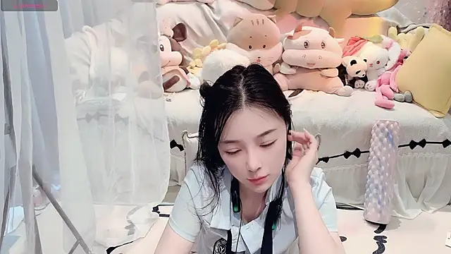 AKiKi711 online show from July 12, 2026, 4:57 am