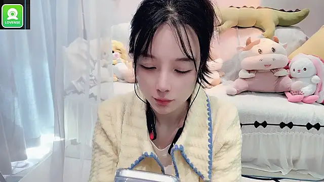 Snapshot of AKiKi711 chatting on November 2, 2025, 4:28 am AKiKi711 online show from November 2, 2025, 4:28 am