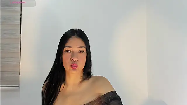 Snapshot of bella_hadid1_ chatting on October 4, 2025, 7:48 pm bella hadid1 online show from October 4, 2025, 7:48 pm