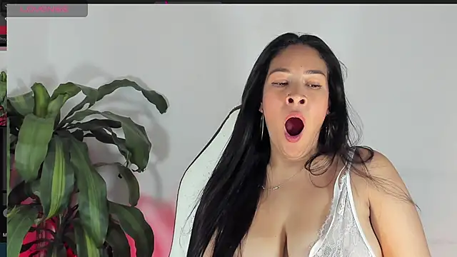 Snapshot of bella_hadid1_ chatting on March 8, 2025, 3:35 pm bella hadid1 online show from March 8, 2025, 3:35 pm