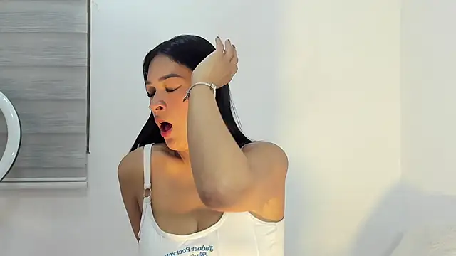 bella hadid1  online show from February 19, 2026, 3:58 am