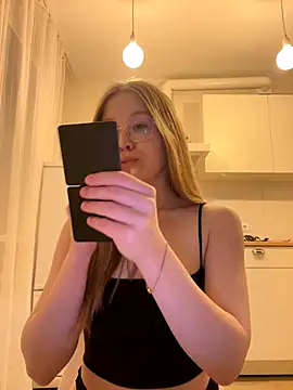 Snapshot of Eva_Weyne chatting on November 16, 2025, 7:18 pm Eva Weyne online show from November 16, 2025, 7:18 pm