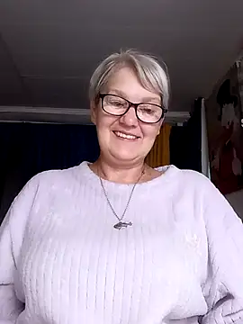 Snapshot of irinamaux chatting on July 10, 2026, 2:33 am irinamaux online show from July 10, 2026, 2:33 am