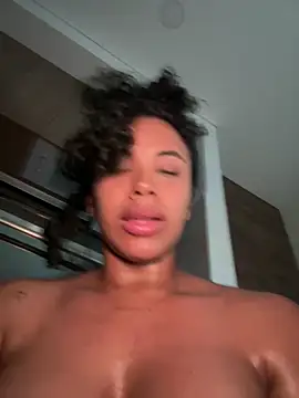 Snapshot of Brunettexio chatting on February 5, 2025, 3:34 am Brunettexio online show from February 5, 2025, 3:34 am