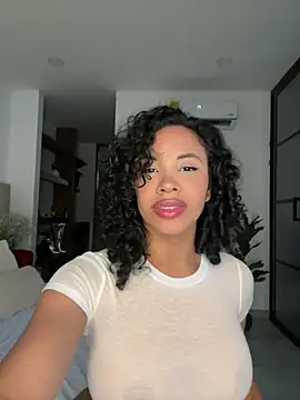 Snapshot of Brunettexio chatting on March 9, 2025, 7:48 pm Brunettexio online show from March 9, 2025, 7:48 pm