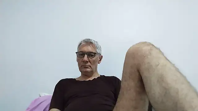 Snapshot of BIGUNCUTHARDCOCK chatting on June 18, 2026, 12:42 am BIGUNCUTHARDCOCK online show from June 18, 2026, 12:42 am