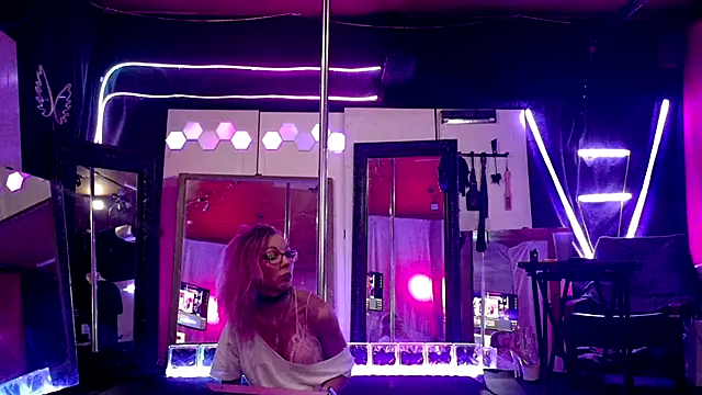 Snapshot of MadisonMarie chatting on October 19, 2025, 7:11 am MadisonMarie online show from October 19, 2025, 7:11 am