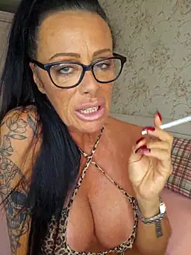 Snapshot of Misses-Cougar chatting on April 23, 2026, 8:10 am Misses-Cougar online show from April 23, 2026, 8:10 am