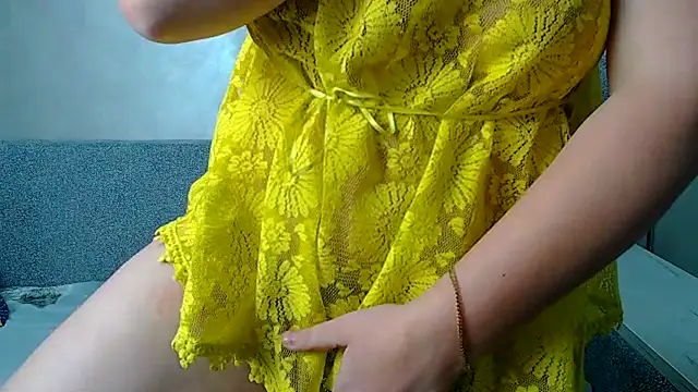 Snapshot of Longhairgirl chatting on December 3, 2025, 12:37 pm Longhairgirl online show from December 3, 2025, 12:37 pm