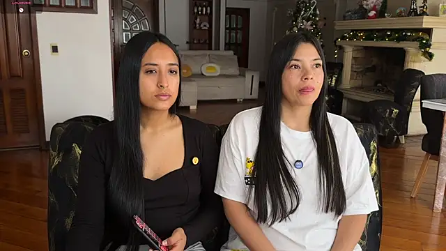 Snapshot of 2SummerLove1 chatting on November 25, 2025, 2:28 pm 2SummerLove1 online show from November 25, 2025, 2:28 pm