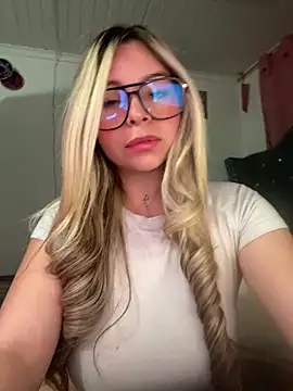 CristalGmez online show from December 18, 2025, 3:55 am