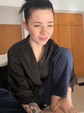 Snapshot of RoxiBlack chatting on February 22, 2026, 7:33 am RoxiBlack online show from February 22, 2026, 7:33 am