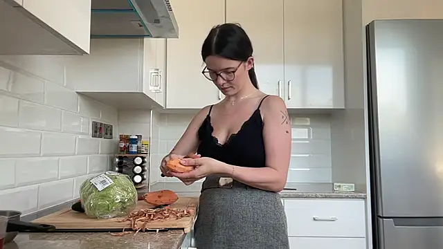 Snapshot of RoxiBlack chatting on November 10, 2025, 7:35 am RoxiBlack online show from November 10, 2025, 7:35 am