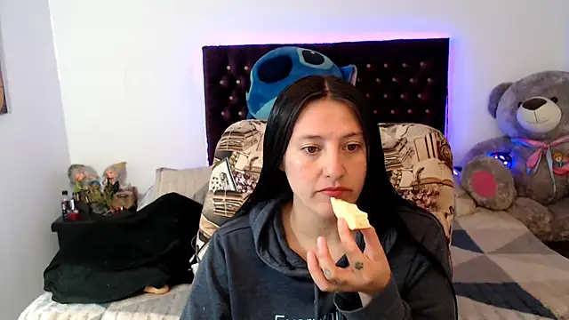 Snapshot of Lorenahot_06 chatting on March 18, 2026, 5:58 pm Lorenahot 06 online show from March 18, 2026, 5:58 pm