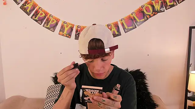 Snapshot of Tomy_Rox chatting on October 27, 2025, 8:54 pm Tomy Rox online show from October 27, 2025, 8:54 pm