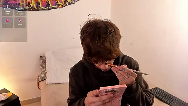 Snapshot of Tomy_Rox chatting on October 16, 2025, 4:32 am Tomy Rox online show from October 16, 2025, 4:32 am