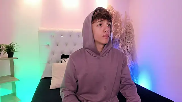 Snapshot of Tomy_Rox chatting on November 19, 2025, 8:20 pm Tomy Rox online show from November 19, 2025, 8:20 pm