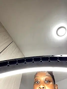 MsWhiteChocolatte online show from November 16, 2025, 9:36 am