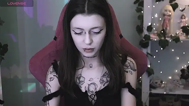 prettybones online show from May 7, 2026, 10:35 pm