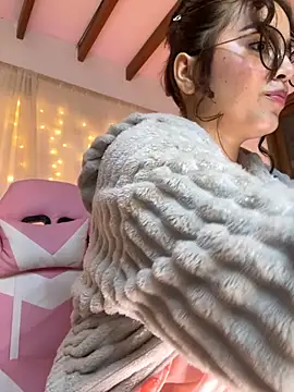 Juanelopez1 online show from October 17, 2025, 4:27 am