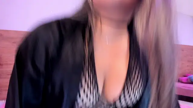 Snapshot of DeboraEvans chatting on December 3, 2025, 8:30 pm DeboraEvans online show from December 3, 2025, 8:30 pm