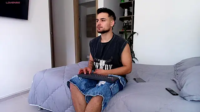 Snapshot of Aron-santoro chatting on July 6, 2026, 2:02 pm Aron-santoro online show from July 6, 2026, 2:02 pm