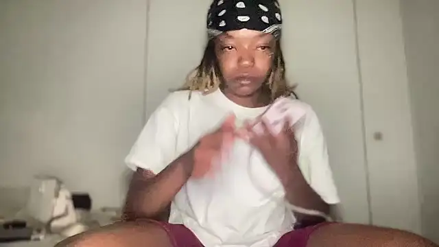 Snapshot of minimama69 chatting on October 12, 2025, 10:16 am minimama69 online show from October 12, 2025, 10:16 am