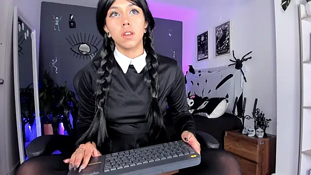 Raven Witch  online show from October 19, 2025, 10:34 pm