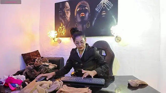 miss lucero1 online show from November 9, 2025, 2:26 am