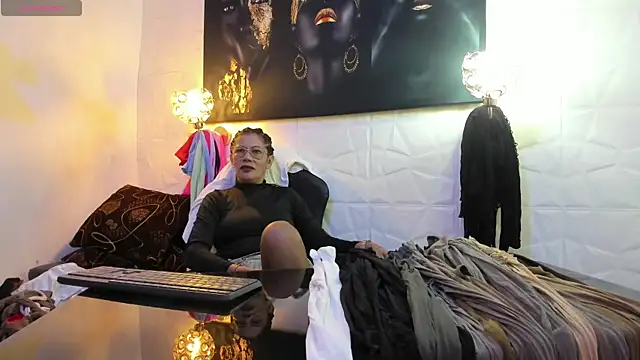 miss lucero1 online show from October 21, 2025, 1:38 am