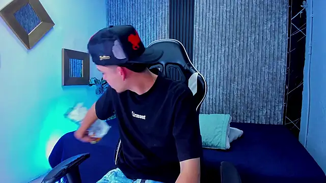 Snapshot of Mike_0233_ chatting on October 28, 2025, 4:13 am Mike 0233 online show from October 28, 2025, 4:13 am